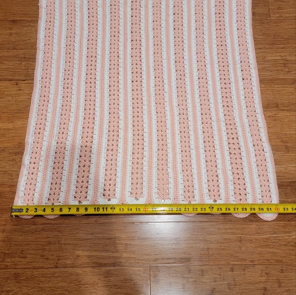 Hand Crochet Vintage Baby Blanket Throw,Salmon & White Color Scalloped Edge - Picture 4 of 13